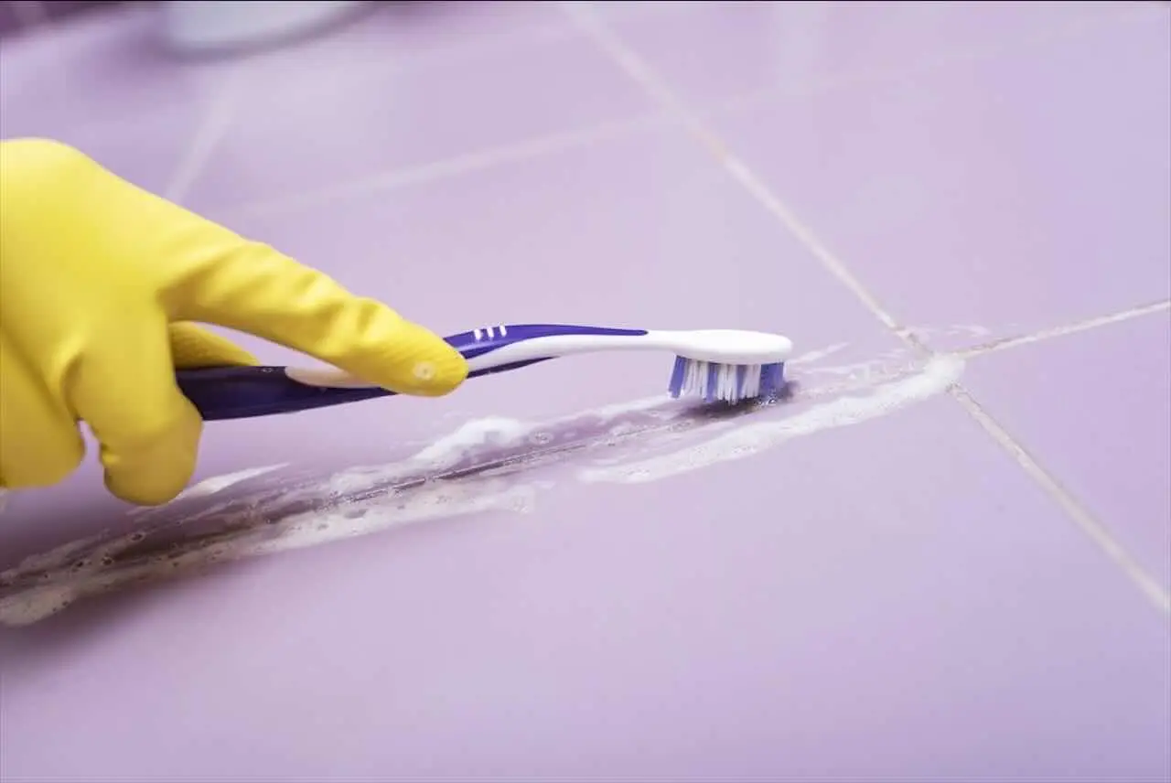 Come pulire le fughe del pavimento: ecco il rimedio che nessuno conosceva