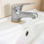 Rubinetti e muffa alla base: come rimuoverla