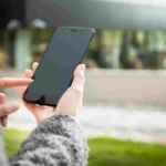 La custodia del cellulare è nera e appiccicosa? Ecco il trucco per pulirla e farla tornare nuova