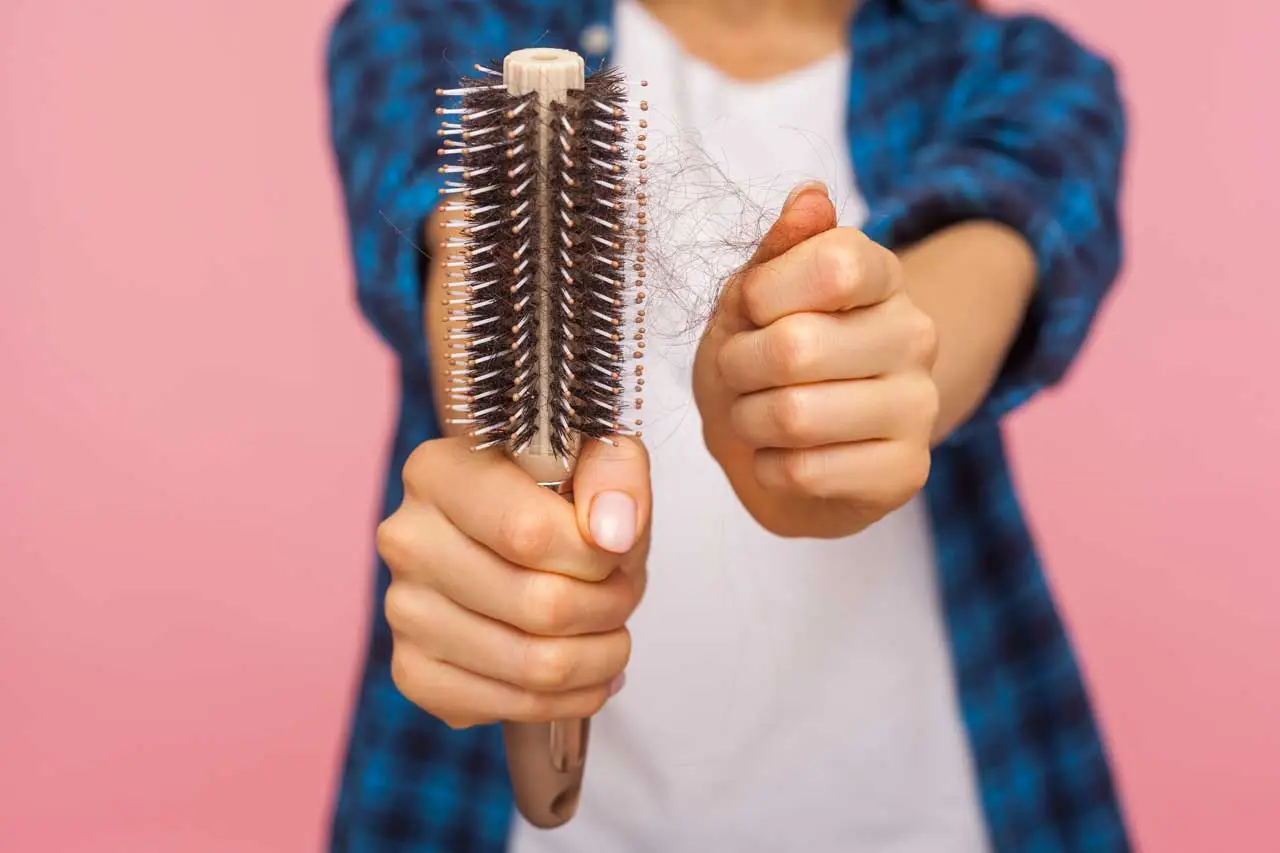 Sporcizia e batteri nelle spazzole per capelli: ecco come lavarle senza usare il bicarbonato