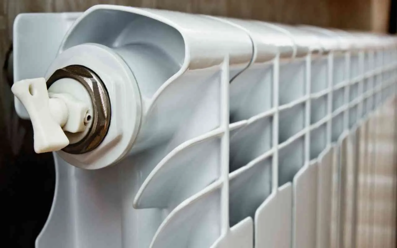 Come pulire velocemente i termosifoni: ecco il metodo definitivo