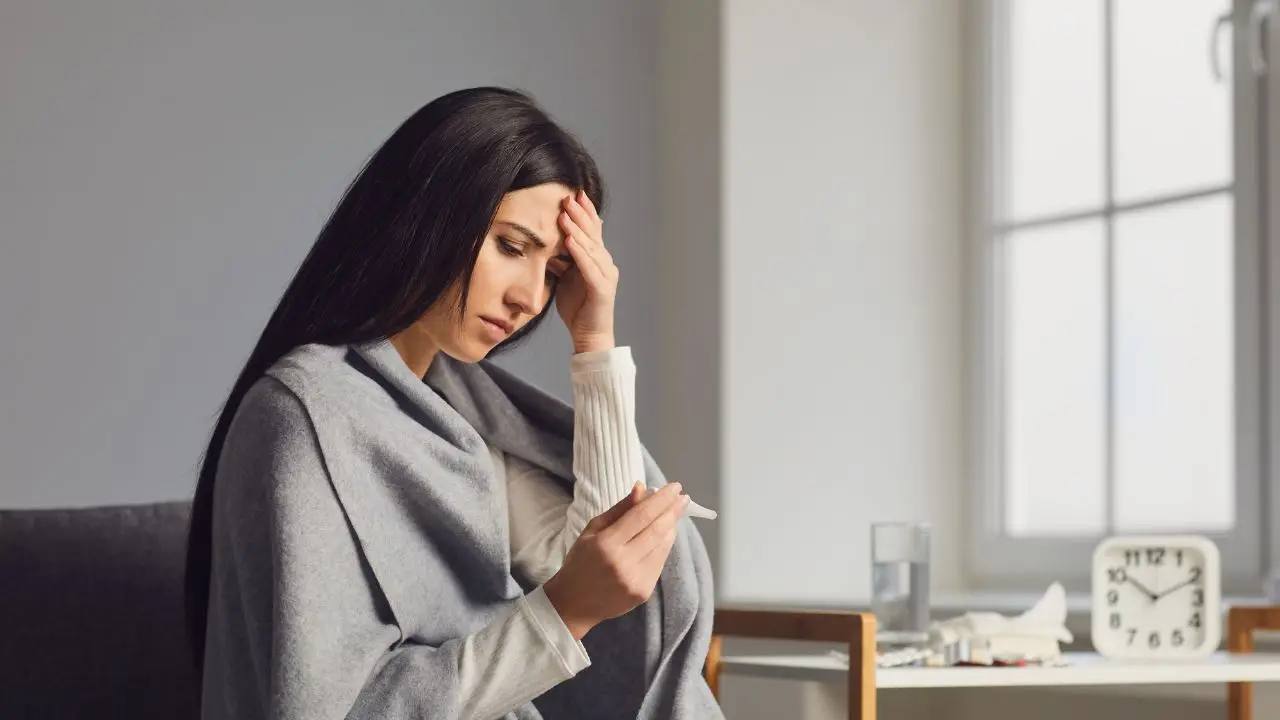 Hai febbre solo la sera e tosse persistente? Ecco cosa potrebbe essere