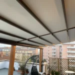 Coprire il terrazzo dal sole e dalla pioggia: tre soluzioni economiche fai da te che funzionano