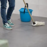 Usi l’alcol per disinfettare i pavimenti? Ecco quando funziona davvero e come usarlo bene