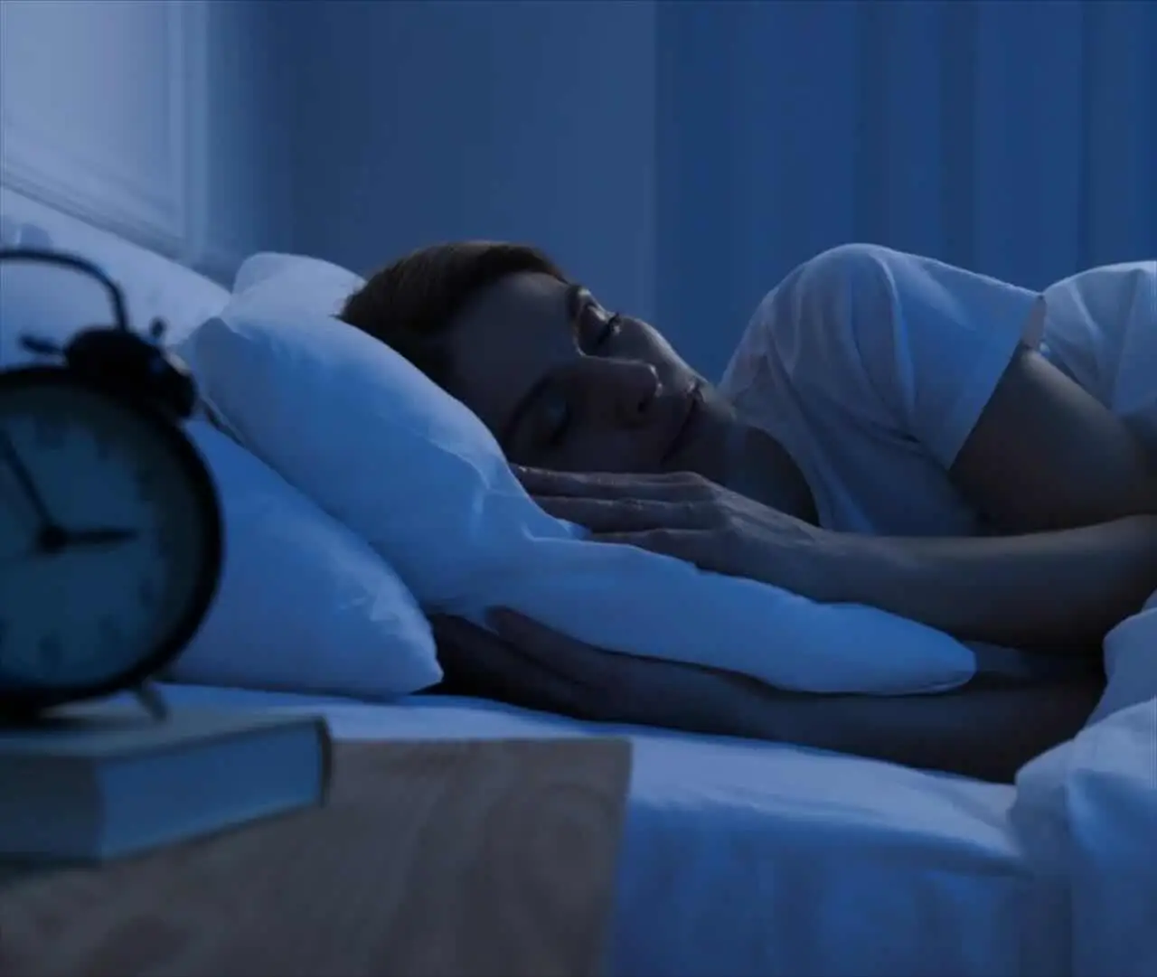 Allerta caldo notturno: ecco cosa mettere sul letto per non sudare e dormire bene
