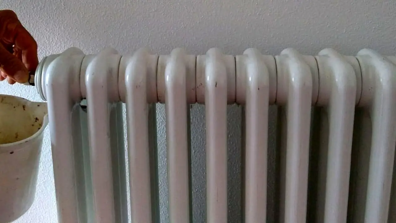 Come pulire i termosifoni in ghisa pieni di polvere l’accessorio che arriva ovunque
