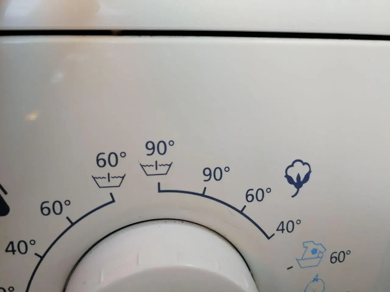 Non lavare i panni con questa temperatura: rovini tessuti e consumi troppo