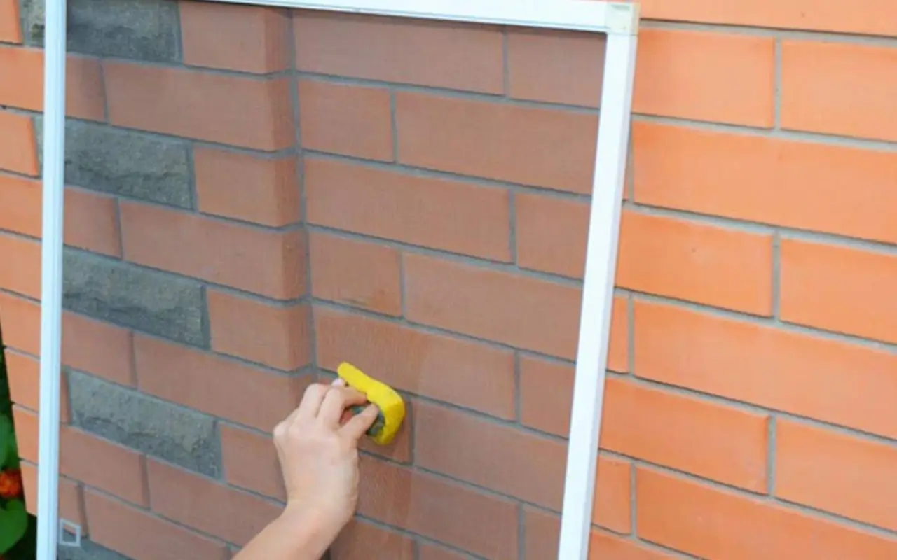 Il trucco geniale per pulire i vetri esterni che non si aprono senza rischiare e senza fatica