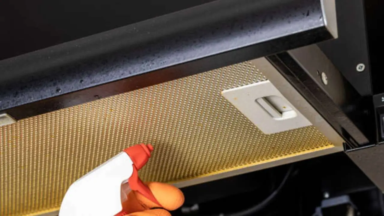 Come si fa a pulire la cappa della cucina unta e appiccicosa: il metodo per sgrassare i filtri