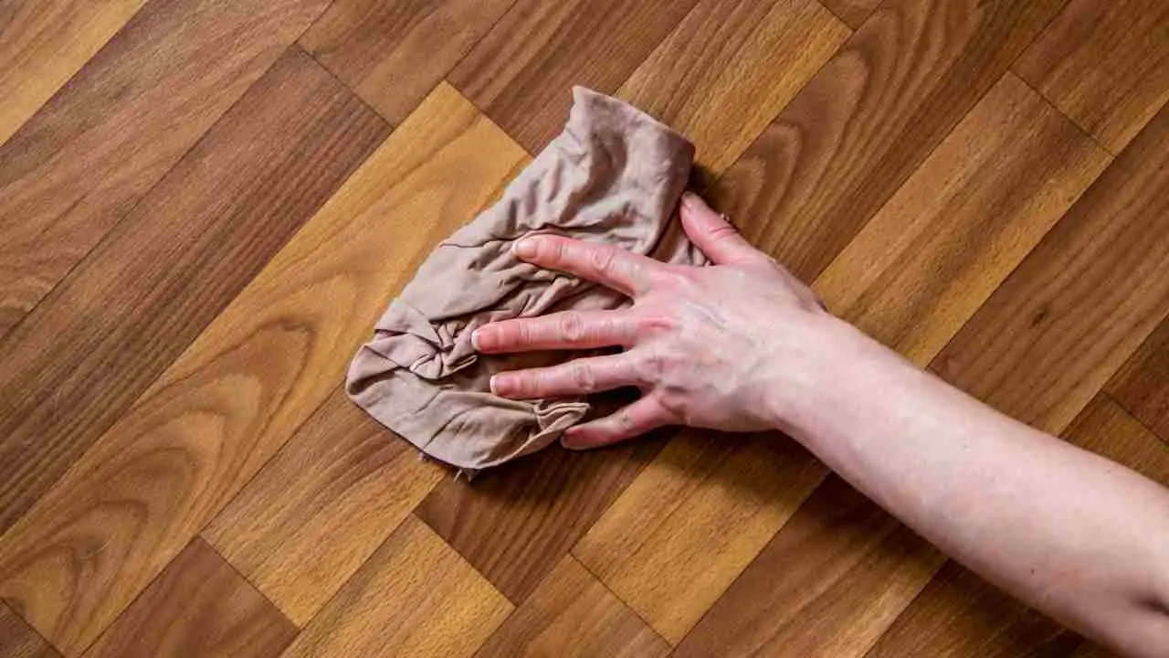 Come mantenere il parquet lucido usando un solo prodotto naturale