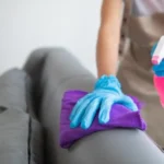 Il divano puzza o è macchiato? Ecco cosa spruzzare per pulirlo e igienizzarlo subito