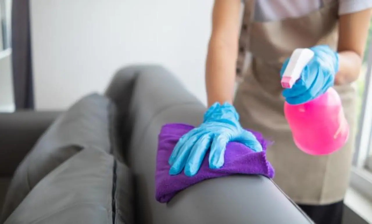 Il divano puzza o è macchiato? Ecco cosa spruzzare per pulirlo e igienizzarlo subito