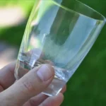 Come togliere le macchie d’acqua dura dai vetri? Il trucco usato dagli hotel