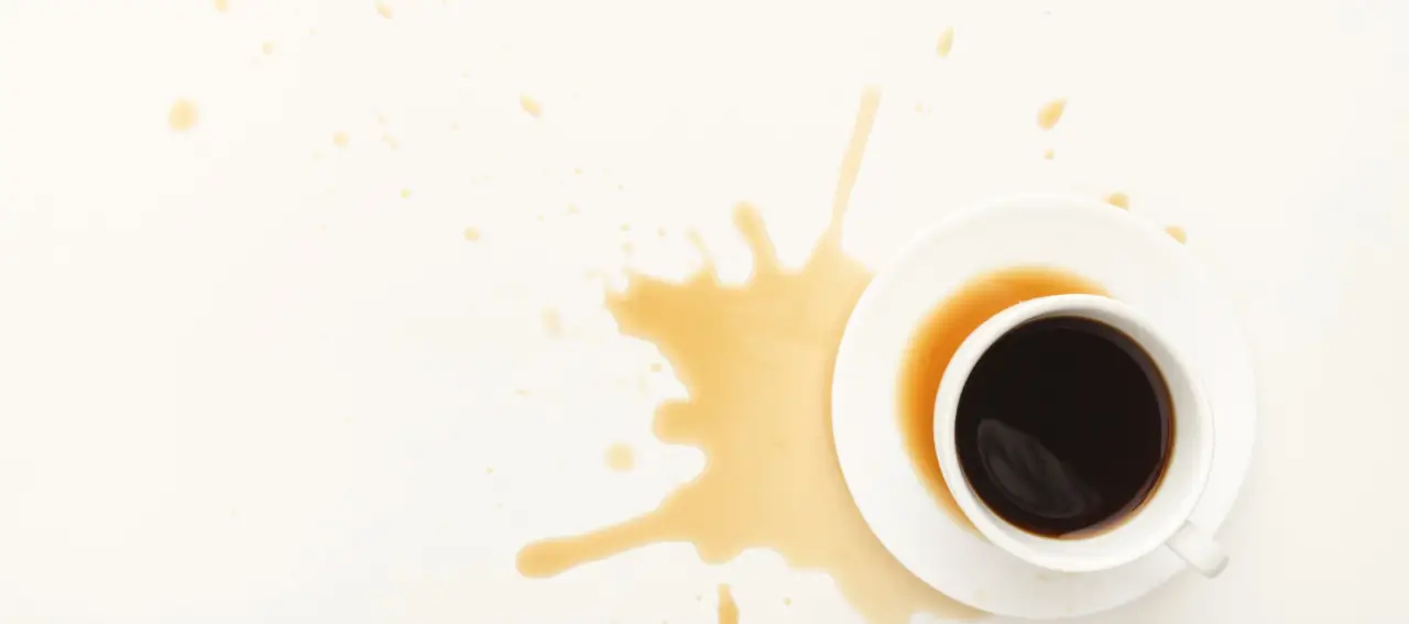 Come togliere le macchie di caffè da qualunque superficie