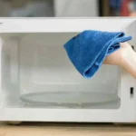 Come pulire il forno a microonde in pochi minuti: il metodo più semplice