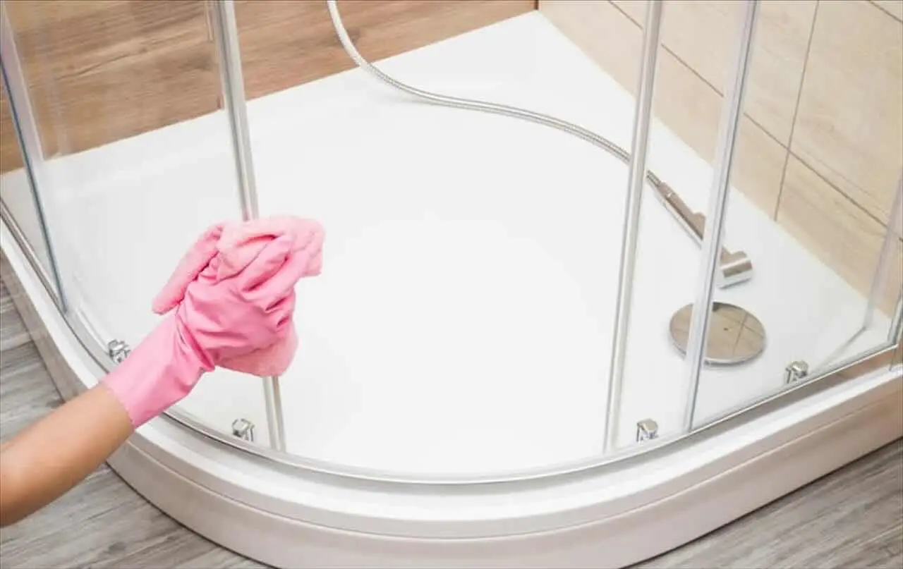 Come pulire il box doccia in modo impeccabile senza fatica