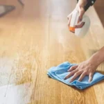 Non usare acqua e sapone per pulire il legno: ecco cosa usare davvero