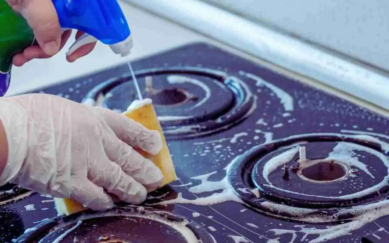 Il metodo definitivo per sgrassare i fuochi incrostati e farli tornare come nuovi