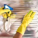 Come far brillare l’acciaio inox della cucina senza aloni: basta usare questo prodotto che hai già in casa