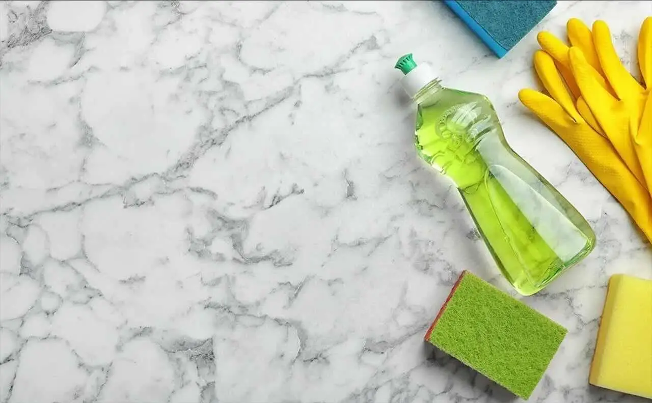 Come scegliere il detersivo giusto per ogni superficie