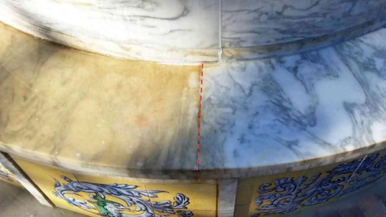 Non usare questo prodotto sul marmo: ecco cosa succede davvero