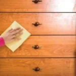 Come sgrassare i mobili in legno: ecco la soluzione naturale