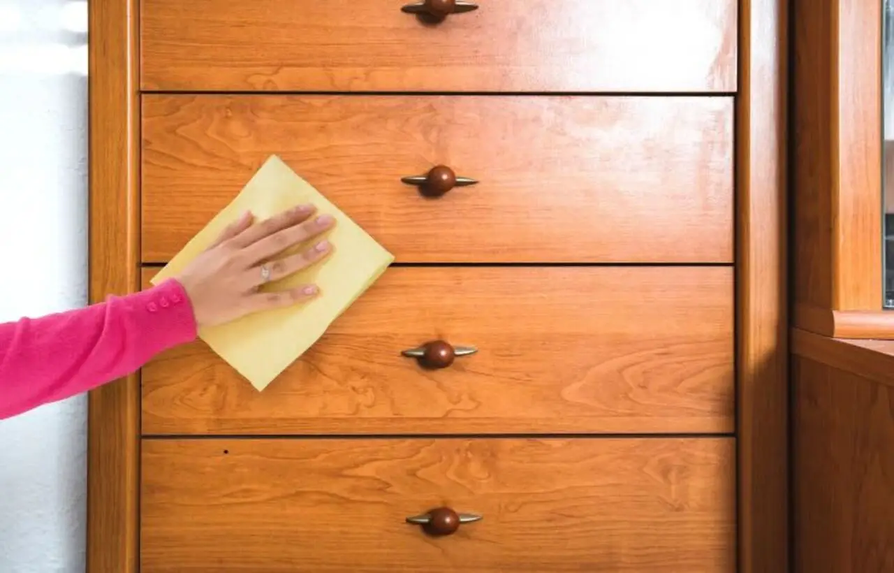 Come sgrassare i mobili in legno: ecco la soluzione naturale