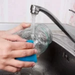 Il trucco per rimuovere la colla delle etichette da barattoli e bottiglie senza impazzire