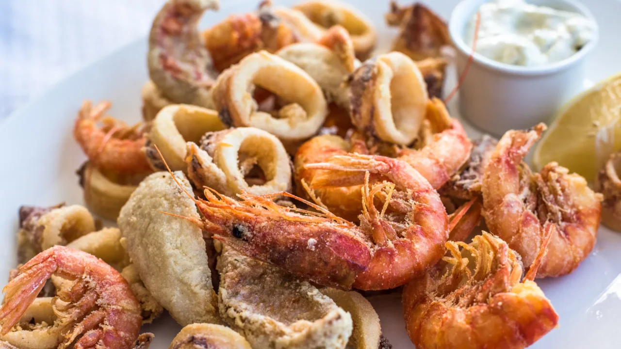 Come togliere l’odore di fritto dalla cucina: il rimedio naturale