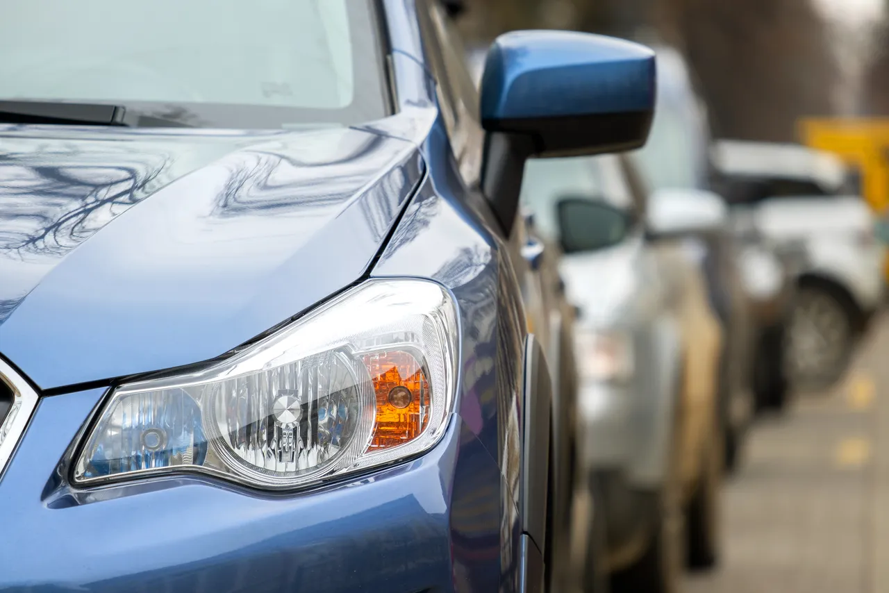 Metti il dentifricio sui fari dell’auto: il metodo per farli tornare come nuovi